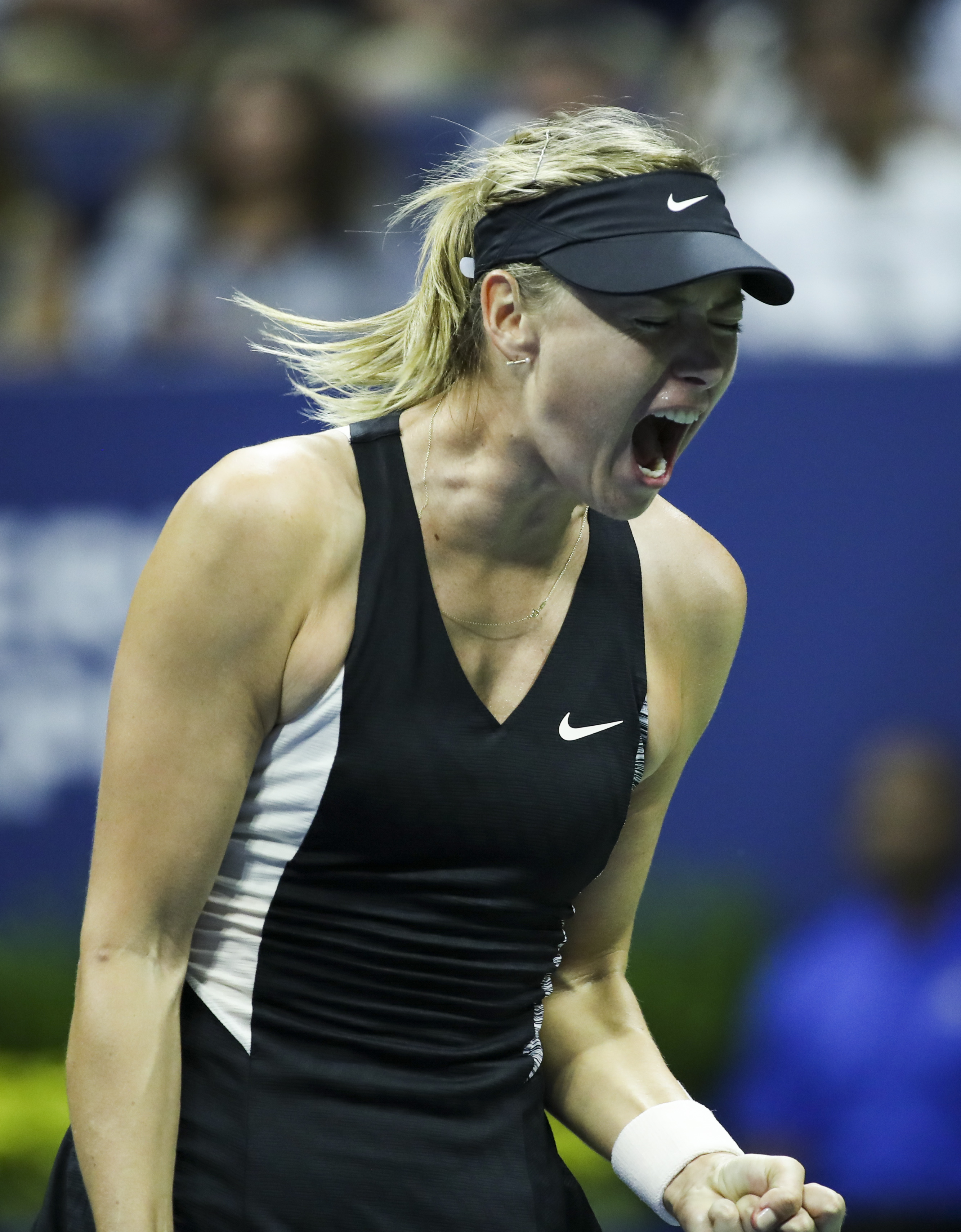 九游官网-莎拉波娃在SKT比赛中最后时刻胜出，夺冠引发热议！赛场气氛高涨-九游官网